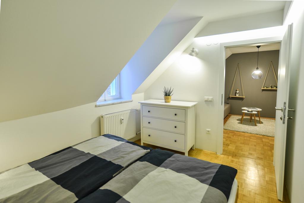 Strict Apartament